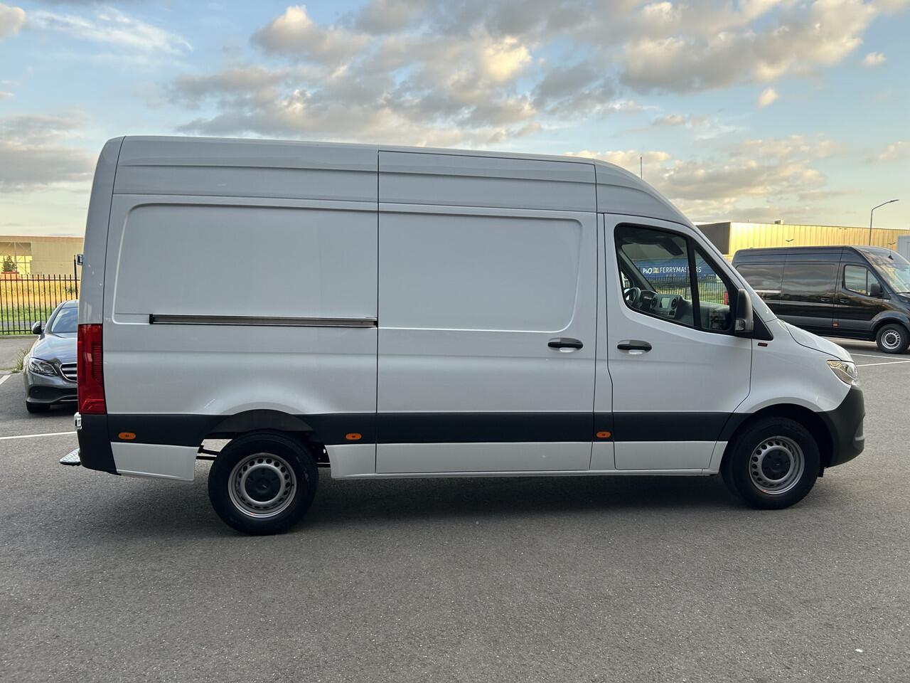 Mercedes-Benz SPRINTER 317 CDI L2 H2 Trekhaak / MBUX / Navigatie / Camera / Cruise control / Airco / 270 Graden achterdeuren