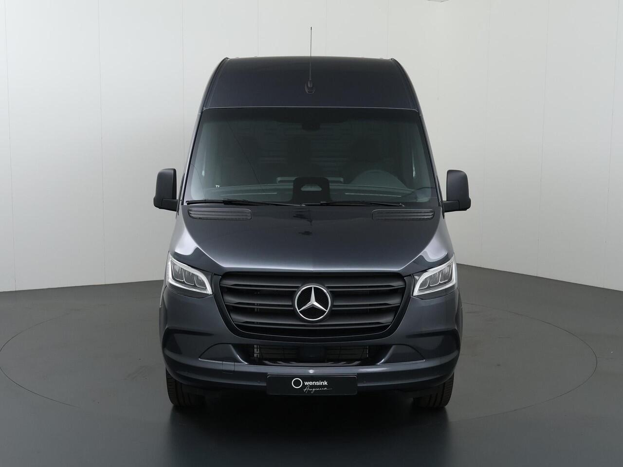 Mercedes-Benz SPRINTER 319 CDI Aut. | L2 H2 | Pro | 2024 Registratie | 3500 KG. AHW | LM Velgen | 3-zits | LED | Parkeercamera | Carplay | Trekhaak | BPM-Vrij |