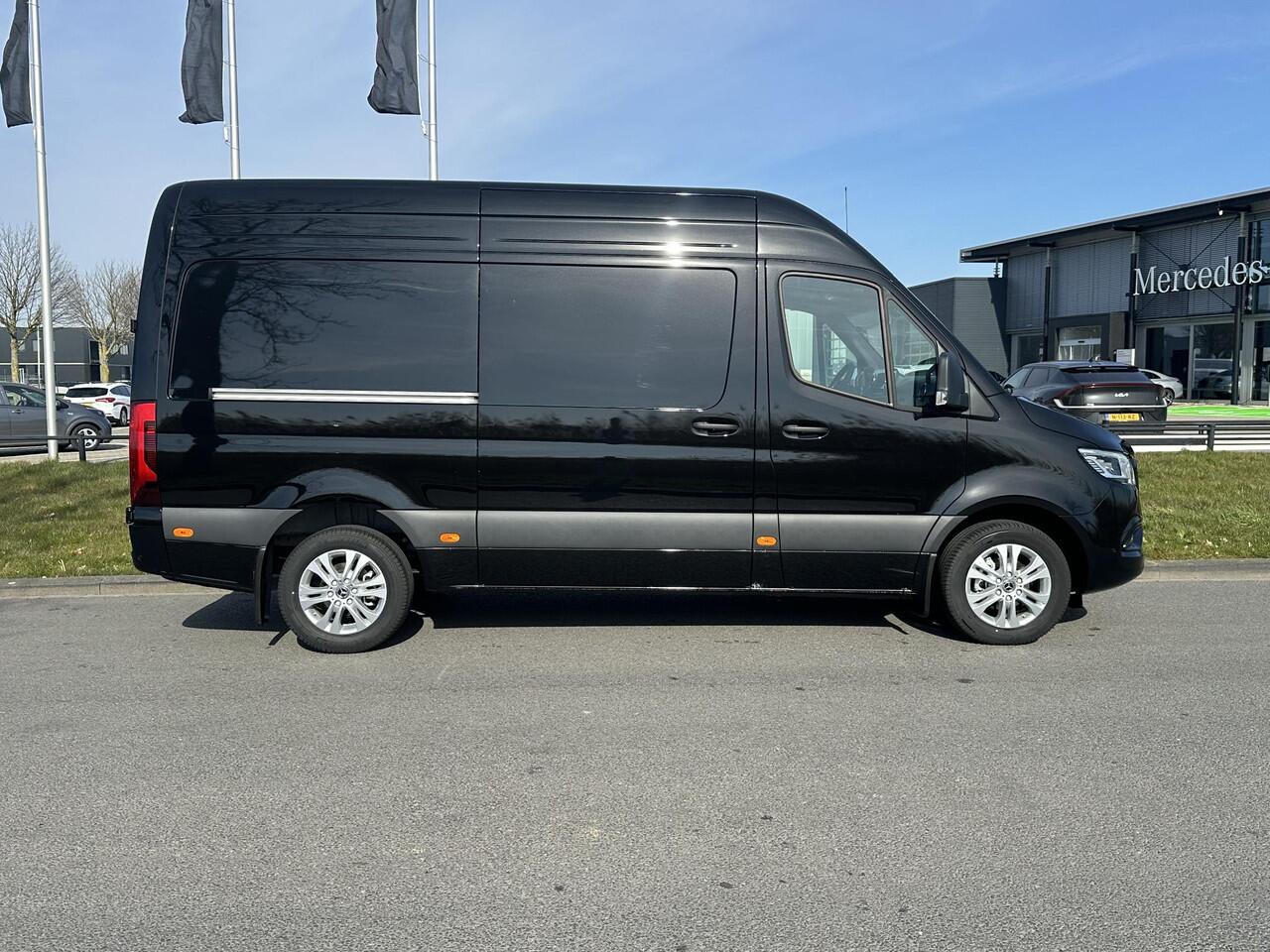 Mercedes-Benz SPRINTER 319 CDI L2 H2 RWD Select | Achteruitrijcamera | Airco | Cruise Control | Apple Carplay | LED Koplampen | Distronic Adaptieve Cruise Control | Navigatie |