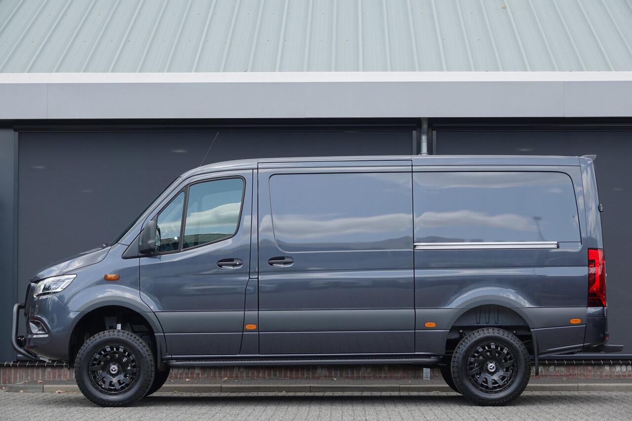 Mercedes-Benz SPRINTER 4x4 319Cdi 190Pk 9G-tronic | L2H1 | 2x Schuifdeur | 4WD | AWD | Bullbar | Treeplanken | 18'' All Terrain | Tenoriet Grijs