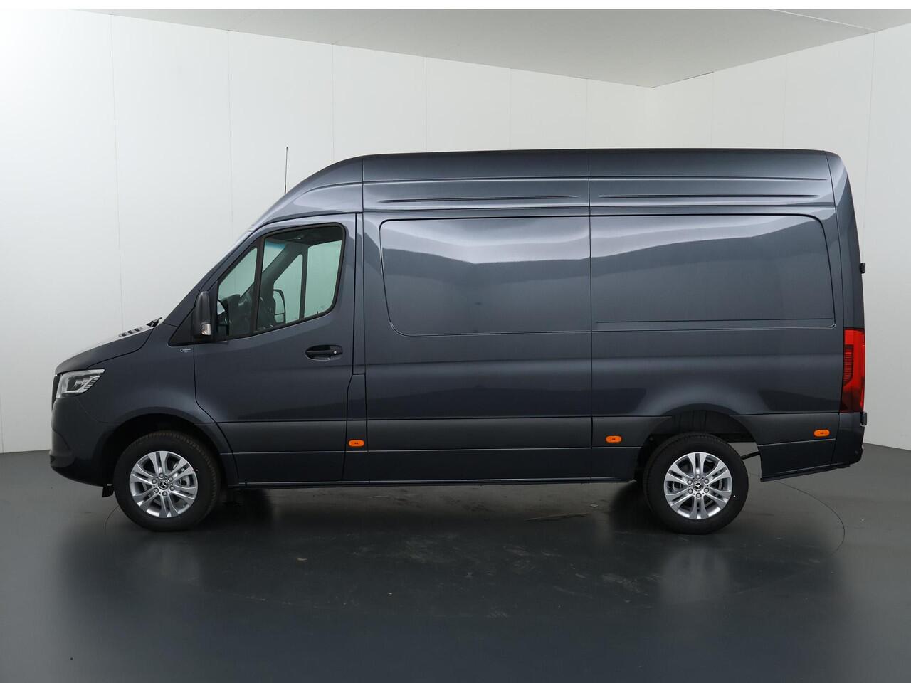 Mercedes-Benz SPRINTER 319 CDI Aut. | L2 H2 | Pro | 2024 Registratie | 3500 KG. AHW | LM Velgen | 3-zits | LED | Parkeercamera | Carplay | Trekhaak | BPM-Vrij |