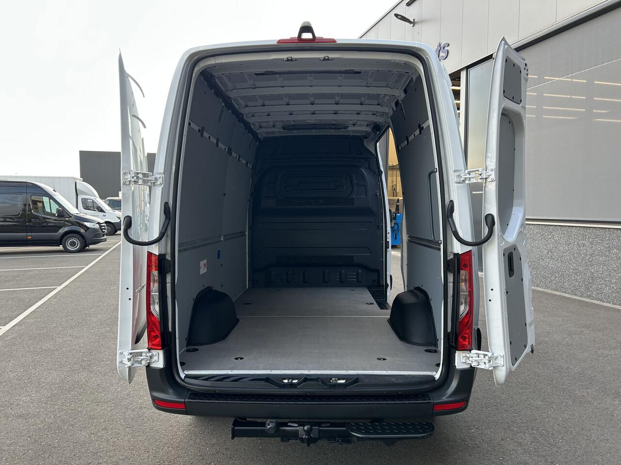 Mercedes-Benz SPRINTER 317 CDI L2 H2 Trekhaak / MBUX / Navigatie / Camera / Cruise control / Airco / 270 Graden achterdeuren