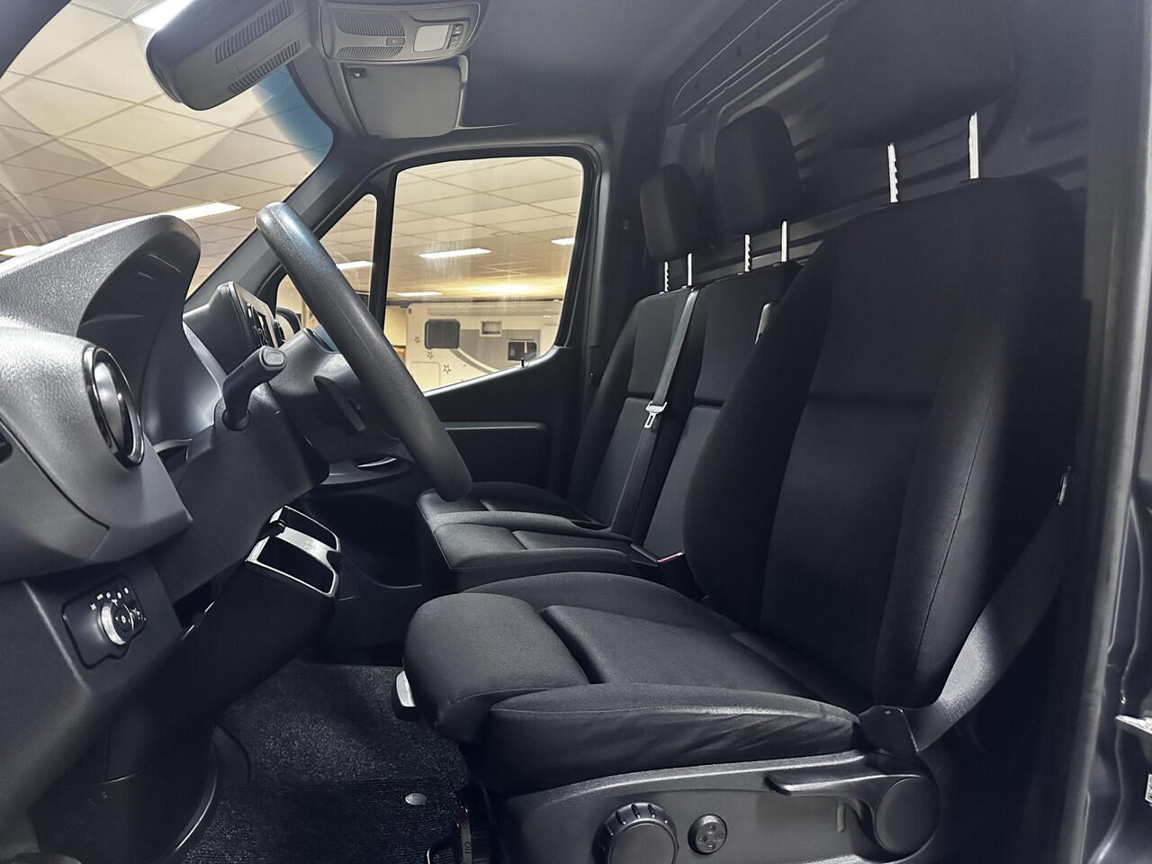 Mercedes-Benz SPRINTER 211 1.9 CDI L2H1 FWD /AUTOMAAT! /Trekhaak! /Camera /3-Zitplaatsen /Zij-schuifdeur rechts /Apple + Android /DAB+! /Keyless Go /Stoelverw. /Navi /Climat /Cruise /Elek. pakket /Bluetooth /Armsteun. /1e Eigenaar