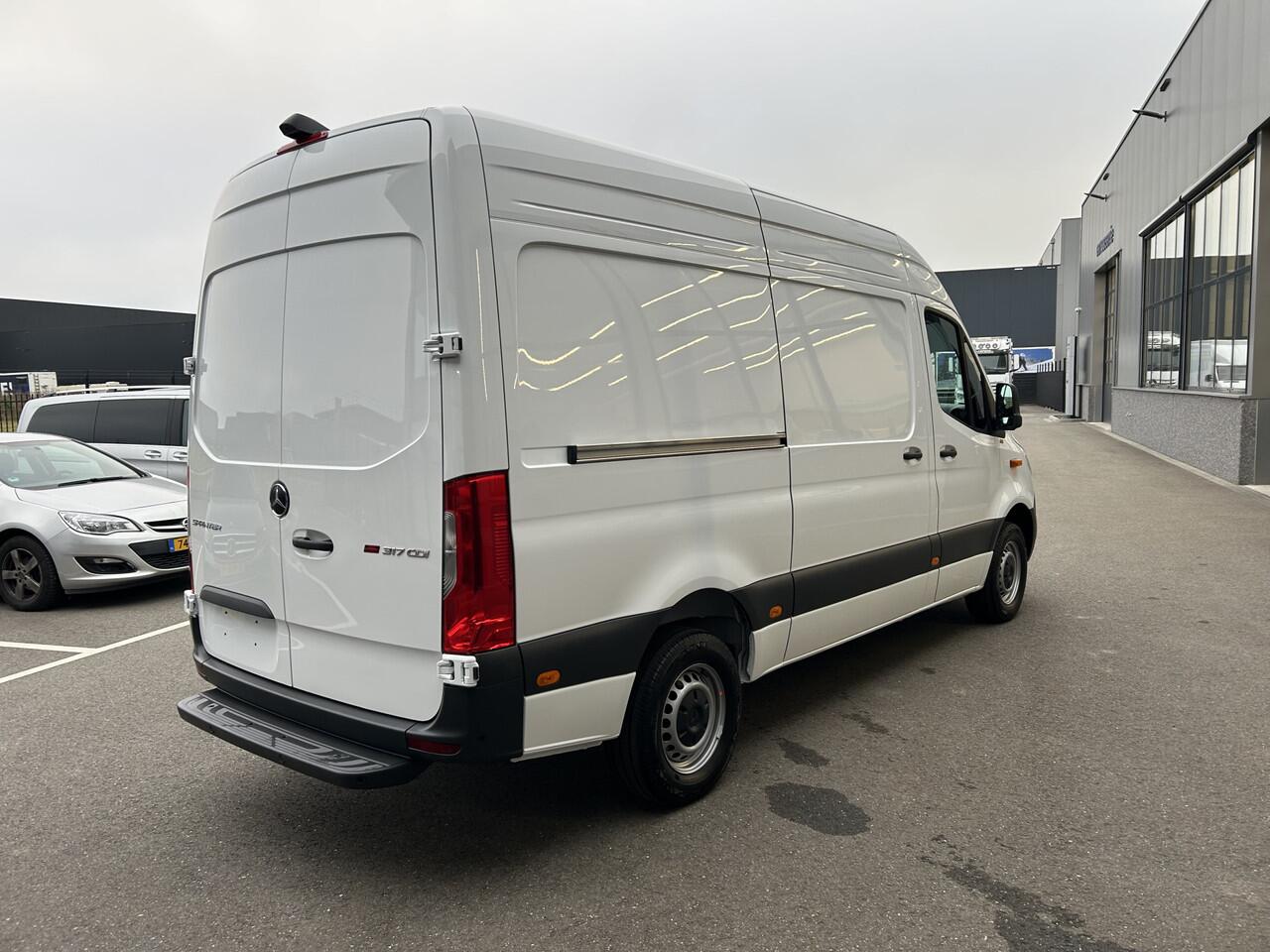 Mercedes-Benz SPRINTER 317 CDI L2 H2 MBUX / 360 Camera / Parkeersensoren / Navigatie / Cruise control / Airco / 270 Graden achterdeuren