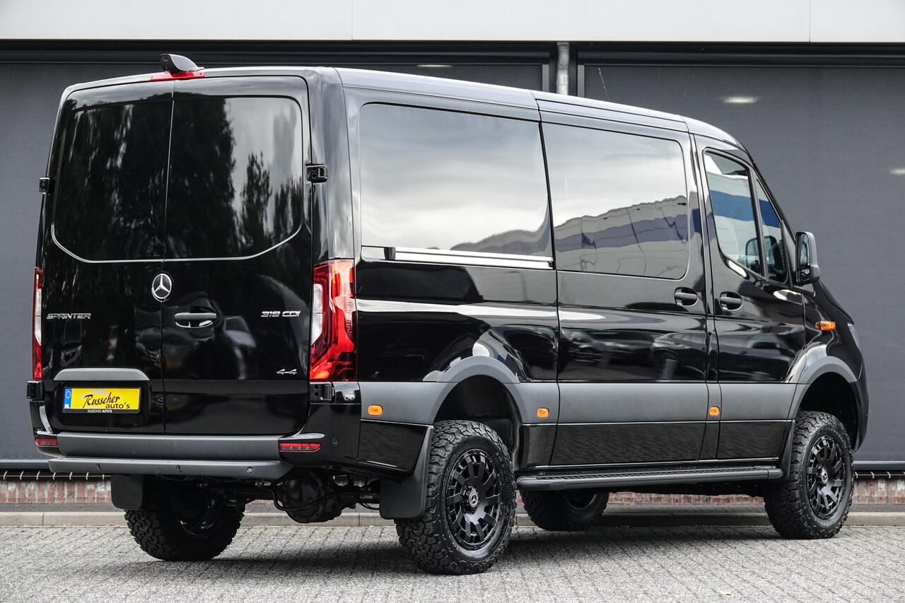 Mercedes-Benz SPRINTER 4x4 319Cdi 190Pk 9G-tronic | L2H1 | Dubbele Cabine | 2x Schuifdeur | 4WD | AWD | Bullbar | Treeplanken | 18'' All Terrain | Obsidian Black