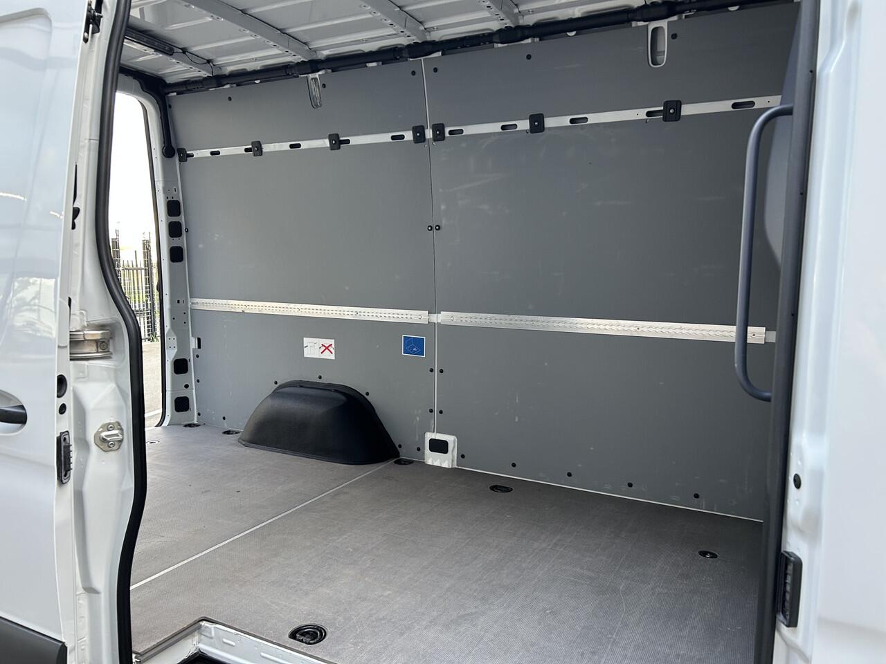 Mercedes-Benz SPRINTER 317 CDI L2 H2 Trekhaak / MBUX / Navigatie / Camera / Cruise control / Airco / 270 Graden achterdeuren