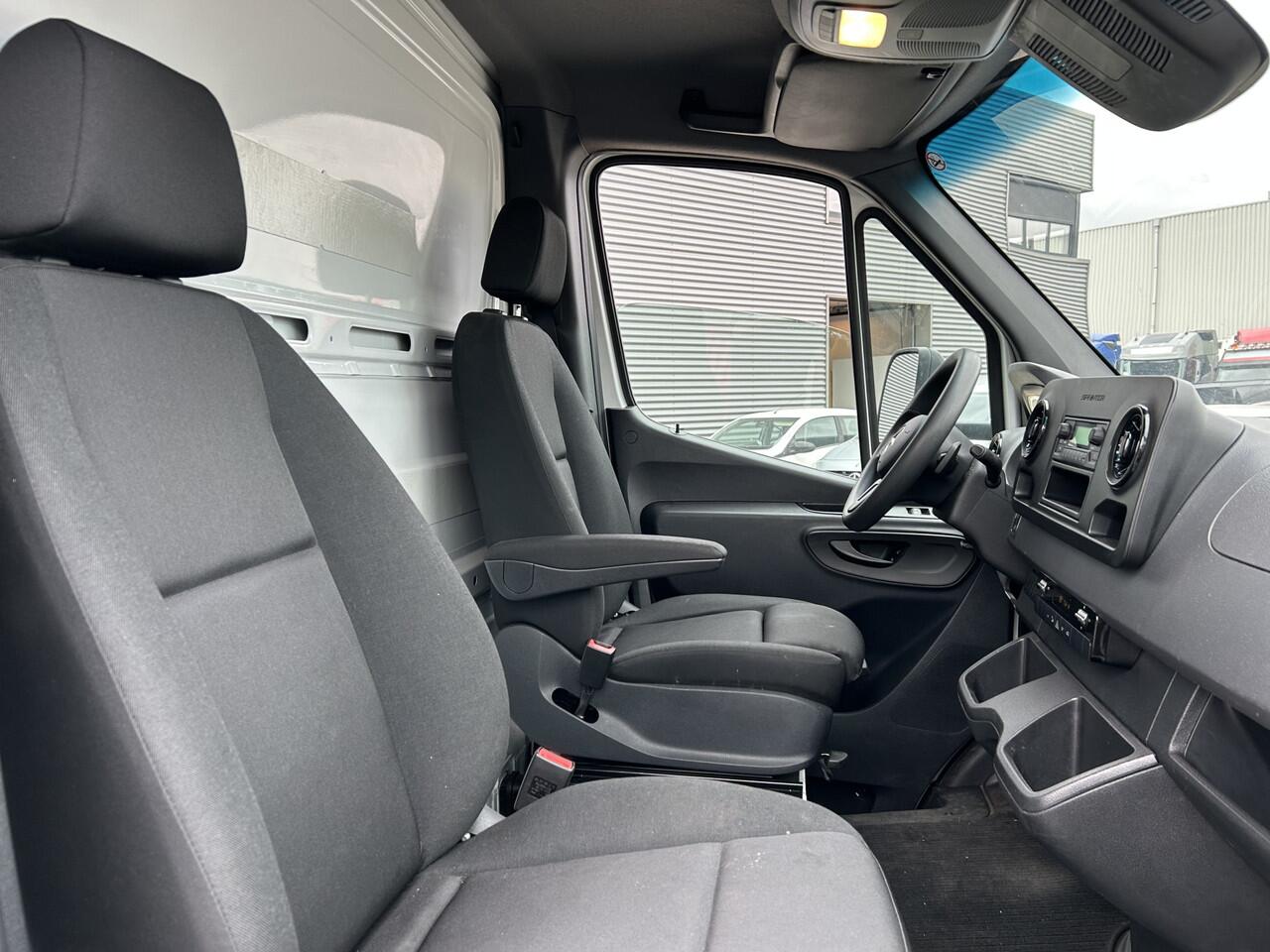 Mercedes-Benz SPRINTER 515 1.9 CDI / 126 dkm / Box 4.4 mtr / Laadklep / APK 07-26