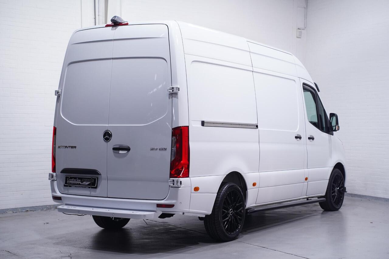 Mercedes-Benz SPRINTER 317 CDI 170 pk Aut Special Edition L2H2 AMG Grille Navi, Camera, 20" LMV, Sidebars, Bumpers in Kleur, 3-Zits