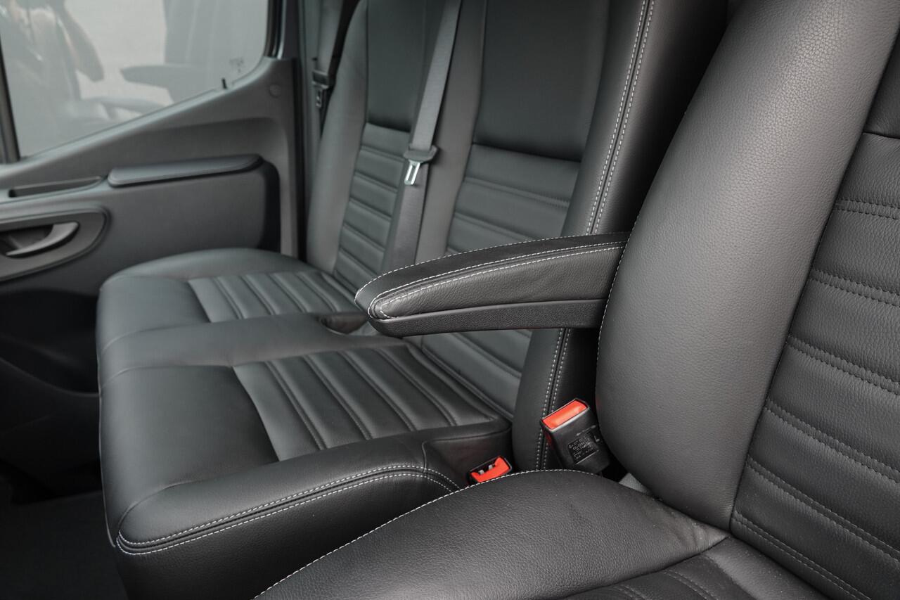 Mercedes-Benz SPRINTER 4x4 319Cdi 190Pk 9G-tronic | L2H2 | 2x Schuifdeur | Stoel-Bank | Leder | 4WD | AWD | Bullbar | Treeplanken | 18'' All Terrain | Tenoriet Grijs