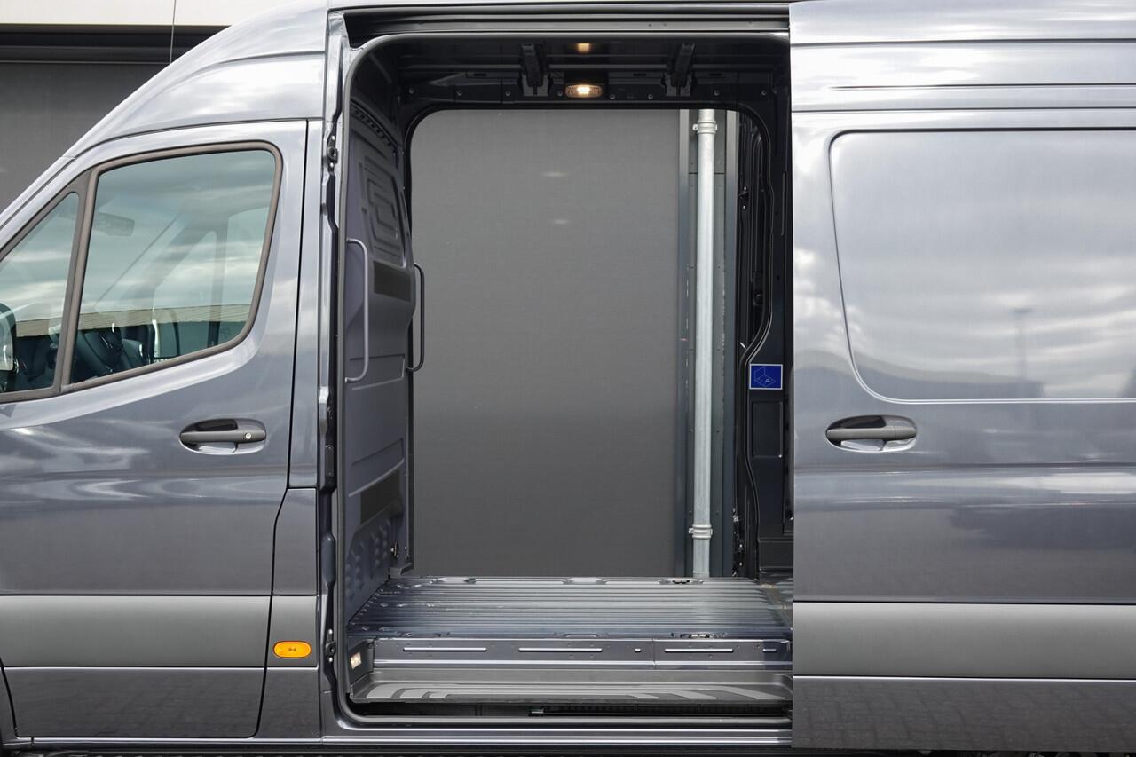 Mercedes-Benz SPRINTER 4x4 319Cdi 190Pk 9G-tronic | L2H2 | 2x Schuifdeur | Stoel-Bank | Leder | 4WD | AWD | Bullbar | Treeplanken | 18'' All Terrain | Tenoriet Grijs