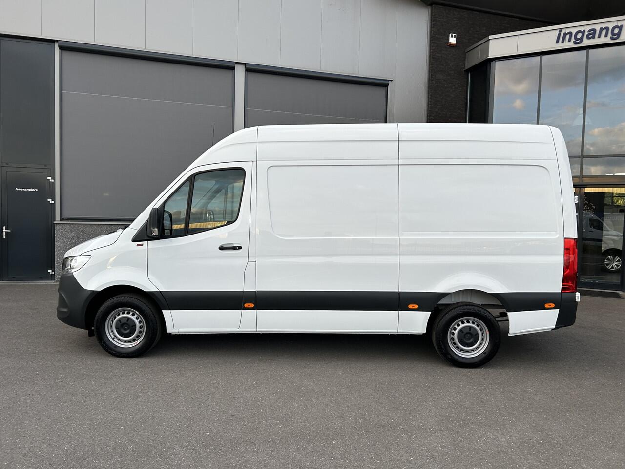 Mercedes-Benz SPRINTER 317 CDI L2 H2 Trekhaak / MBUX / Navigatie / Camera / Cruise control / Airco / 270 Graden achterdeuren