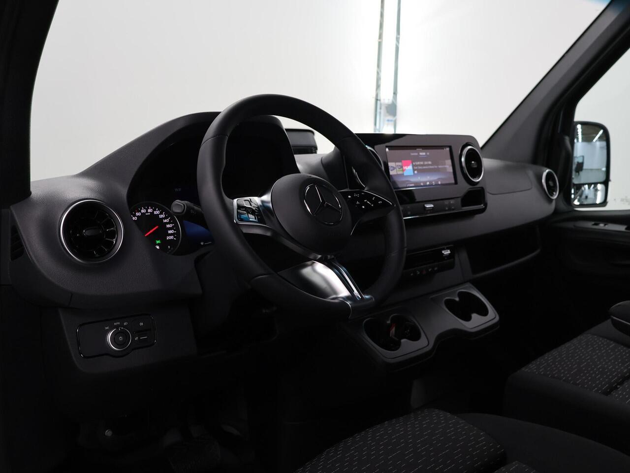 Mercedes-Benz SPRINTER 319 CDI | L2 H2 | 190 PK | RWD | AUT. | 3500 KG AHW | LED | METALLIC | CRUISE CONTROL | AIRCO | BUMPERS IN KLEUR | MBUX | 3-ZITS