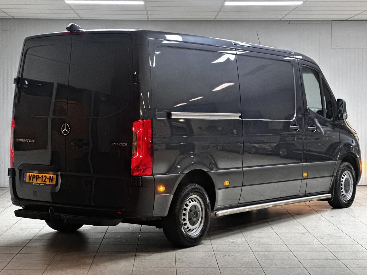 Mercedes-Benz SPRINTER 211 1.9 CDI L2H1 FWD /AUTOMAAT! /Trekhaak! /Camera /3-Zitplaatsen /Zij-schuifdeur rechts /Apple + Android /DAB+! /Keyless Go /Stoelverw. /Navi /Climat /Cruise /Elek. pakket /Bluetooth /Armsteun. /1e Eigenaar