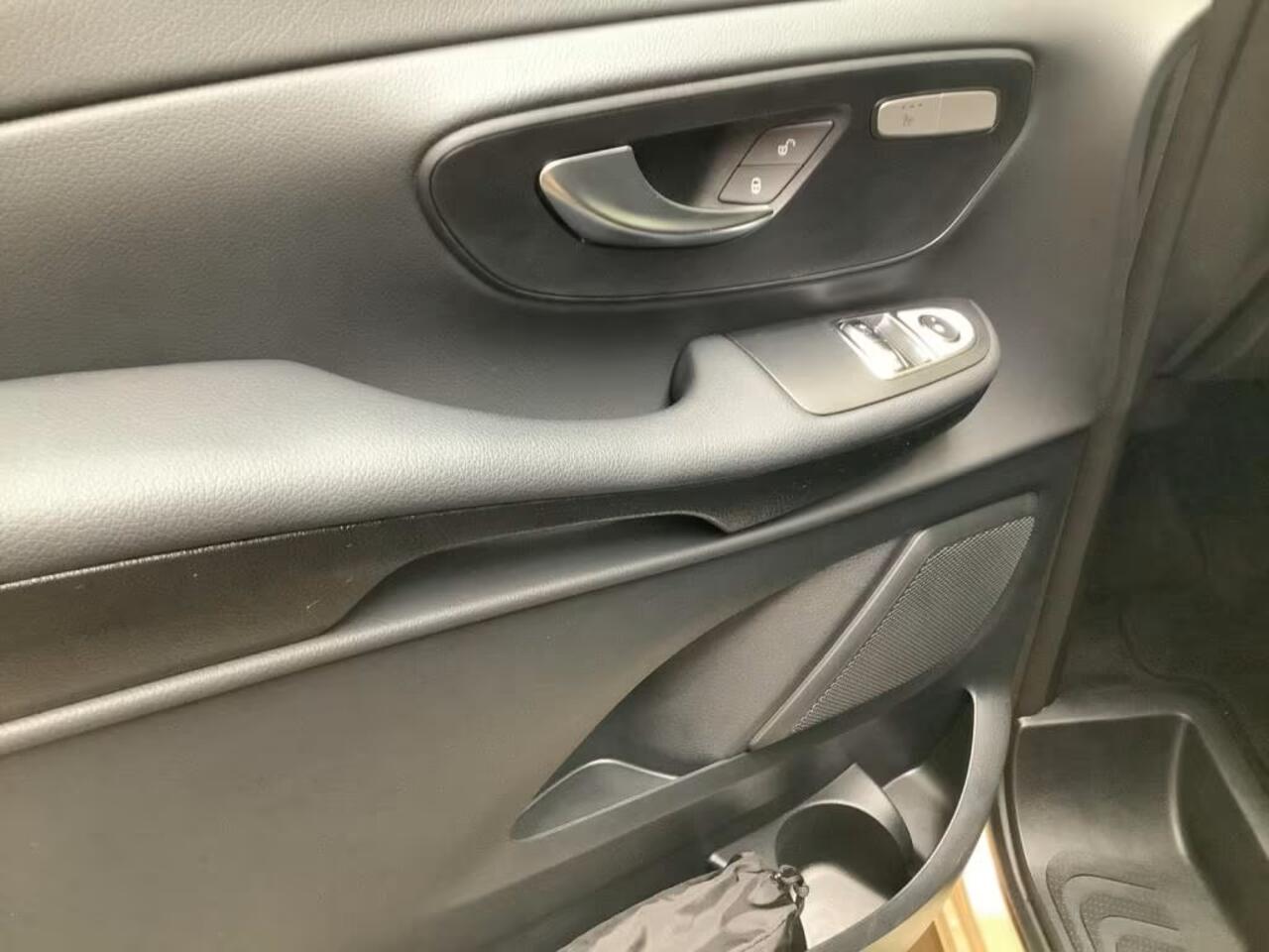 Mercedes-Benz V-KLASSE 220d L2 Grijs Kenteken Nieuw Model Distronic Trekhaak Camera Stoelverwarming Stuurverwarming