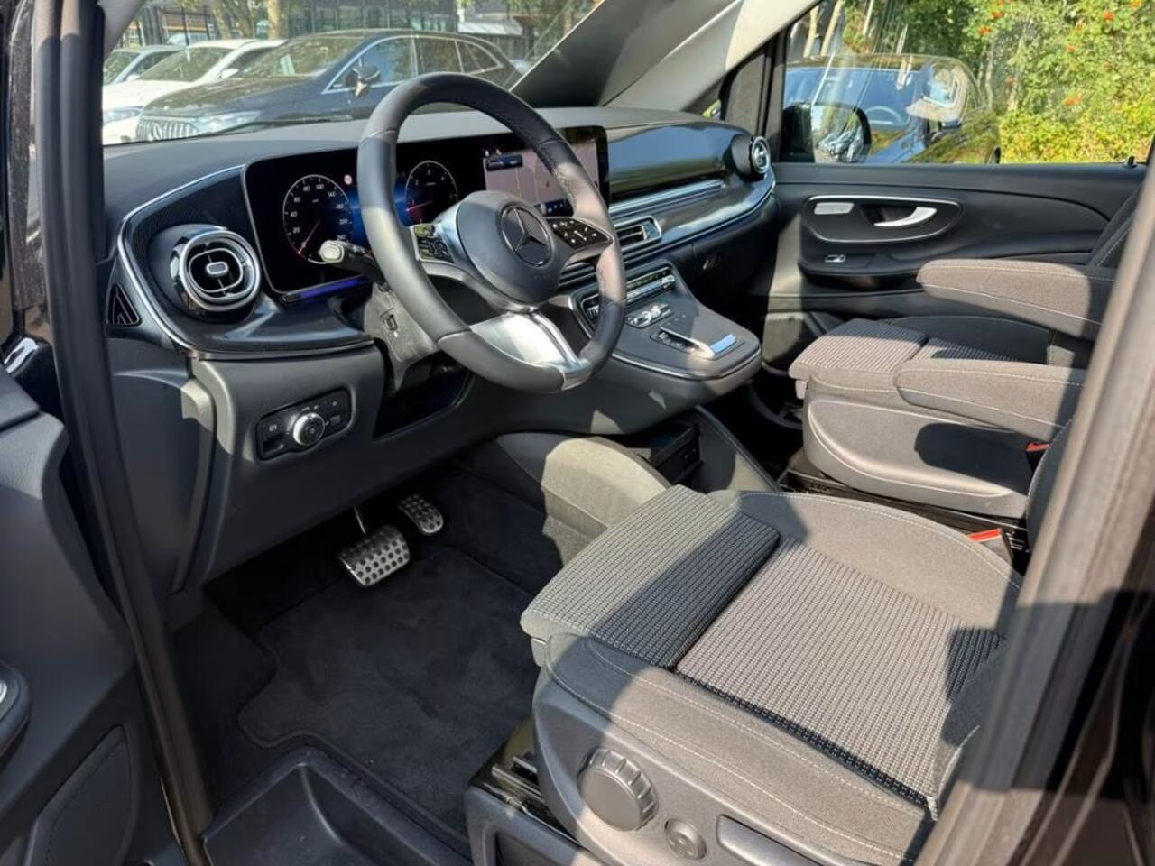 Mercedes-Benz V-KLASSE 250d L2 Style 8 Personen Nieuw Model WIDESCREEN COCKPIT DISTRONIC EL. SCHUIFDEUREN TREKHAAK LED CAMERA