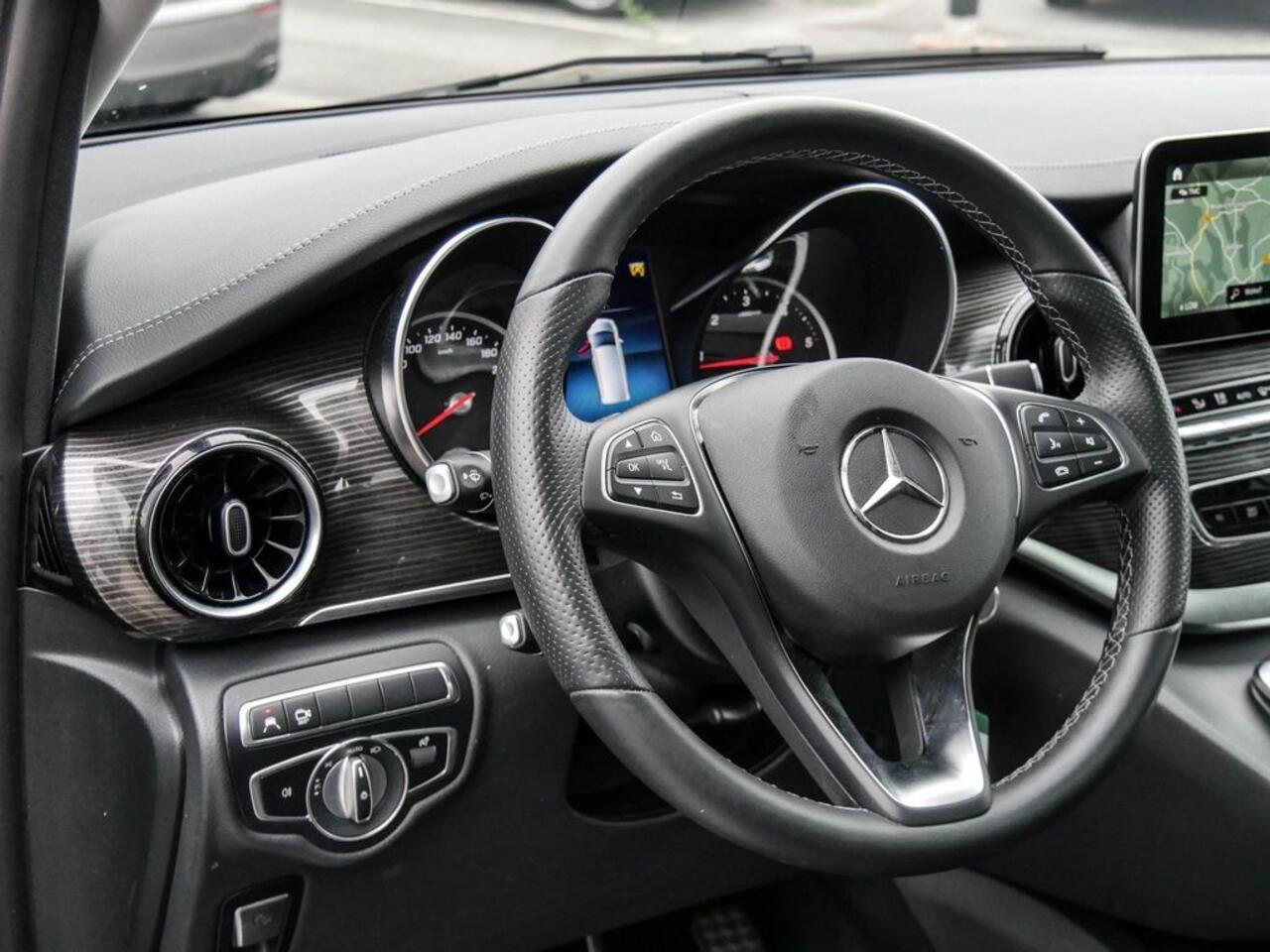 Mercedes-Benz V-KLASSE 250d Lang Avantgarde Grijs Kenteken Panoramadak Leder Trekhaak Burmester 360 Camera 18 Inch