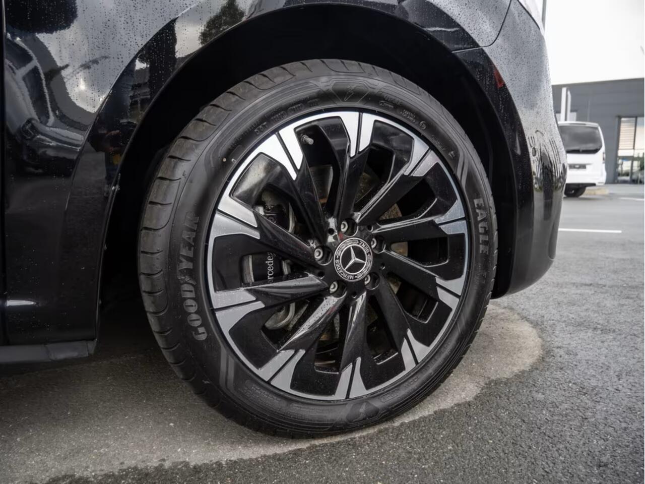 Mercedes-Benz V-KLASSE 250d L2 Avantgarde Nieuw Model 7-zitter Airmatic Stoelkoeling Distronic Trekhaak Burmester 360 Camera Stuurverwarming LED 18 Inch