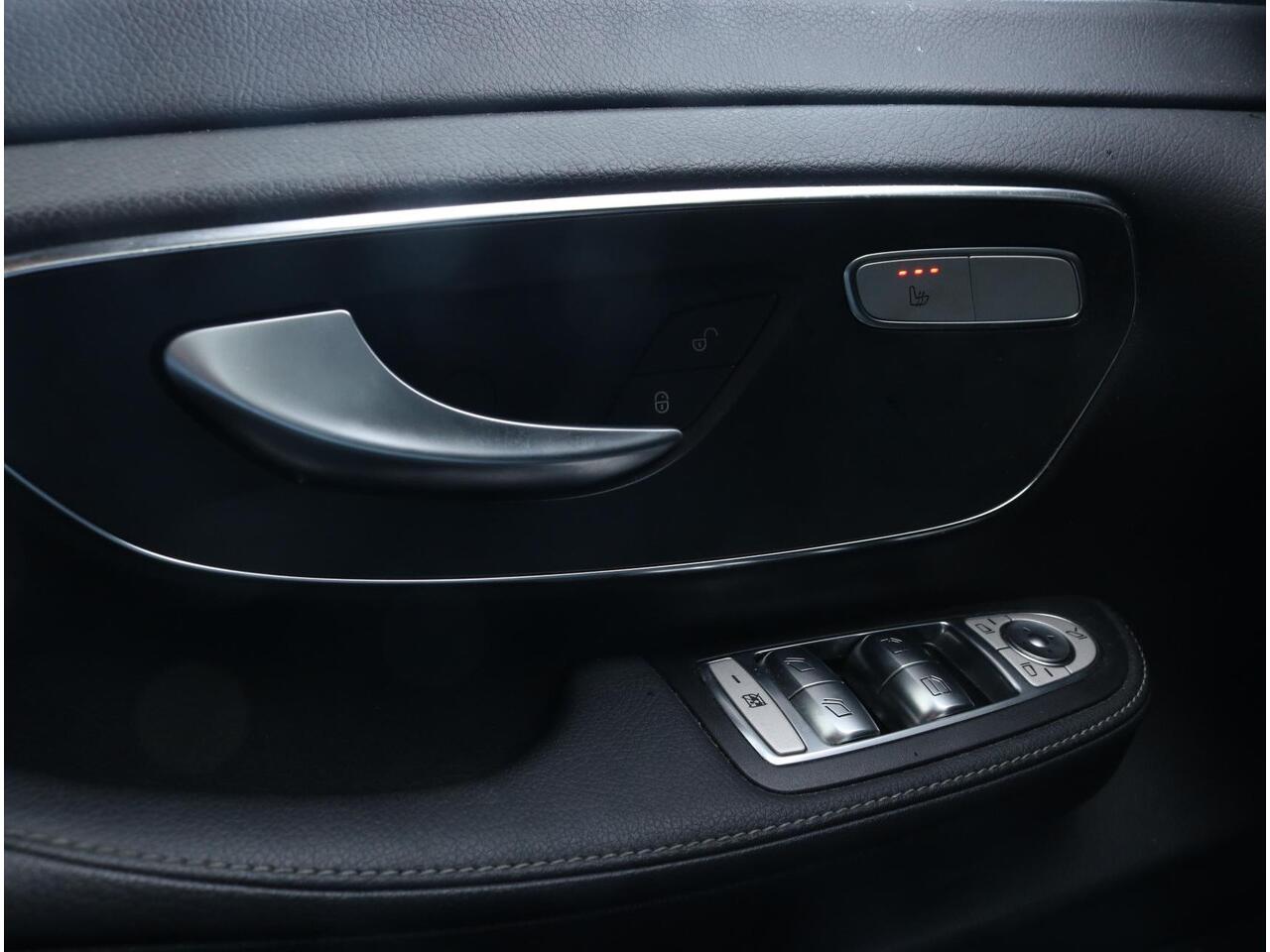 Mercedes-Benz V-KLASSE 300d Extra Lang DC | Distronic | Leer | Burmester