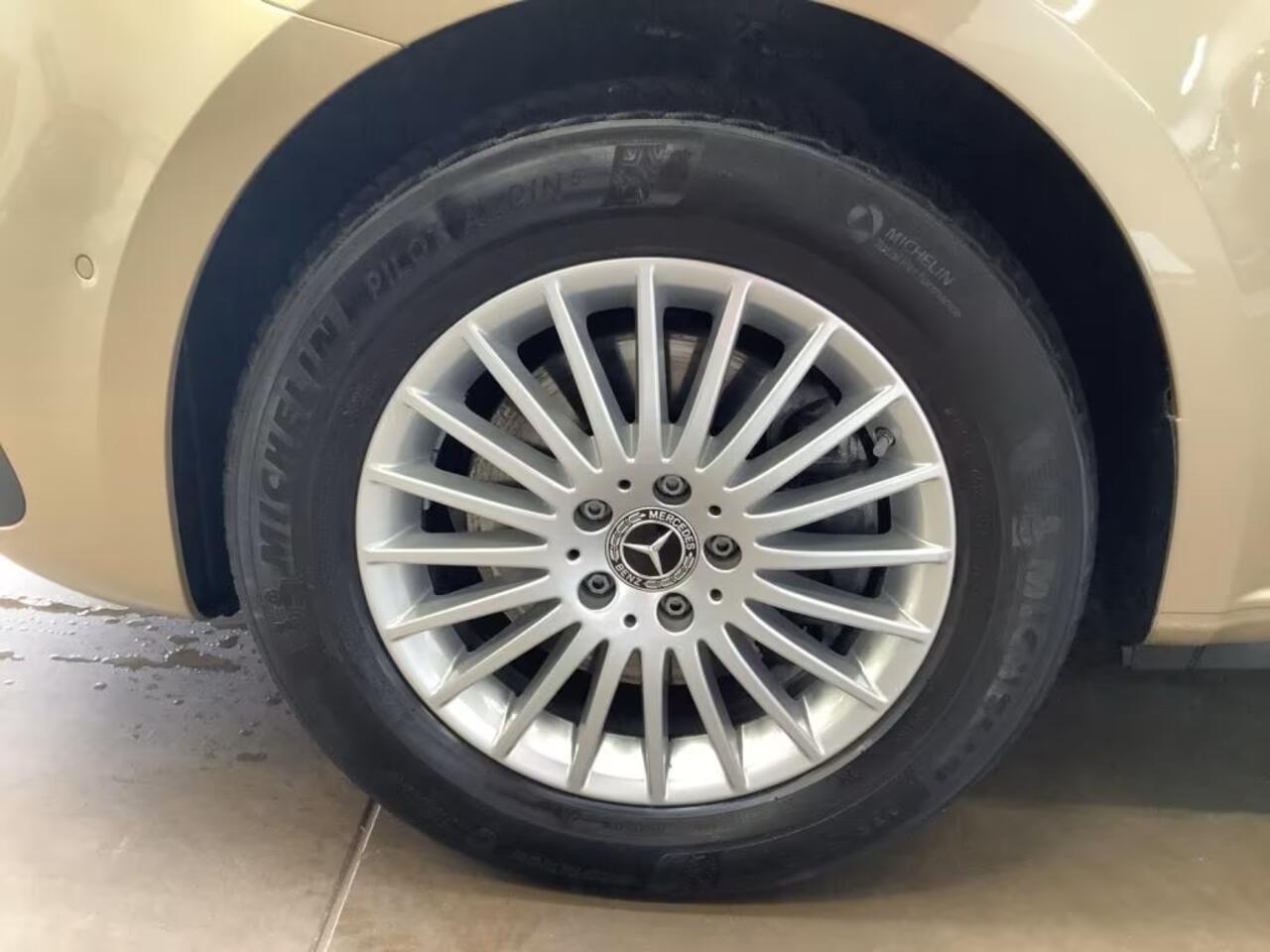 Mercedes-Benz V-KLASSE 220d L2 Grijs Kenteken Nieuw Model Distronic Trekhaak Camera Stoelverwarming Stuurverwarming