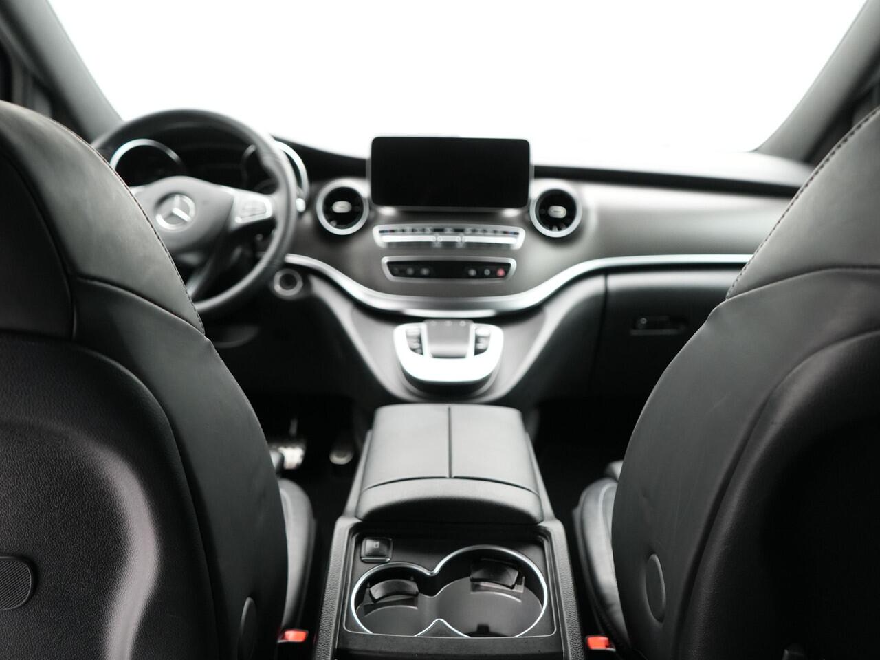 Mercedes-Benz V-KLASSE 300d Extra Lang Avantgarde Edition | | 360 Camera | Navigatie | Appconnect Electr.bedienbare voorstoelen | Parkeersensoren voor en achter | Schuifdeur links en rechts | Privacy glas achter | Voorstoelen verwarmd |