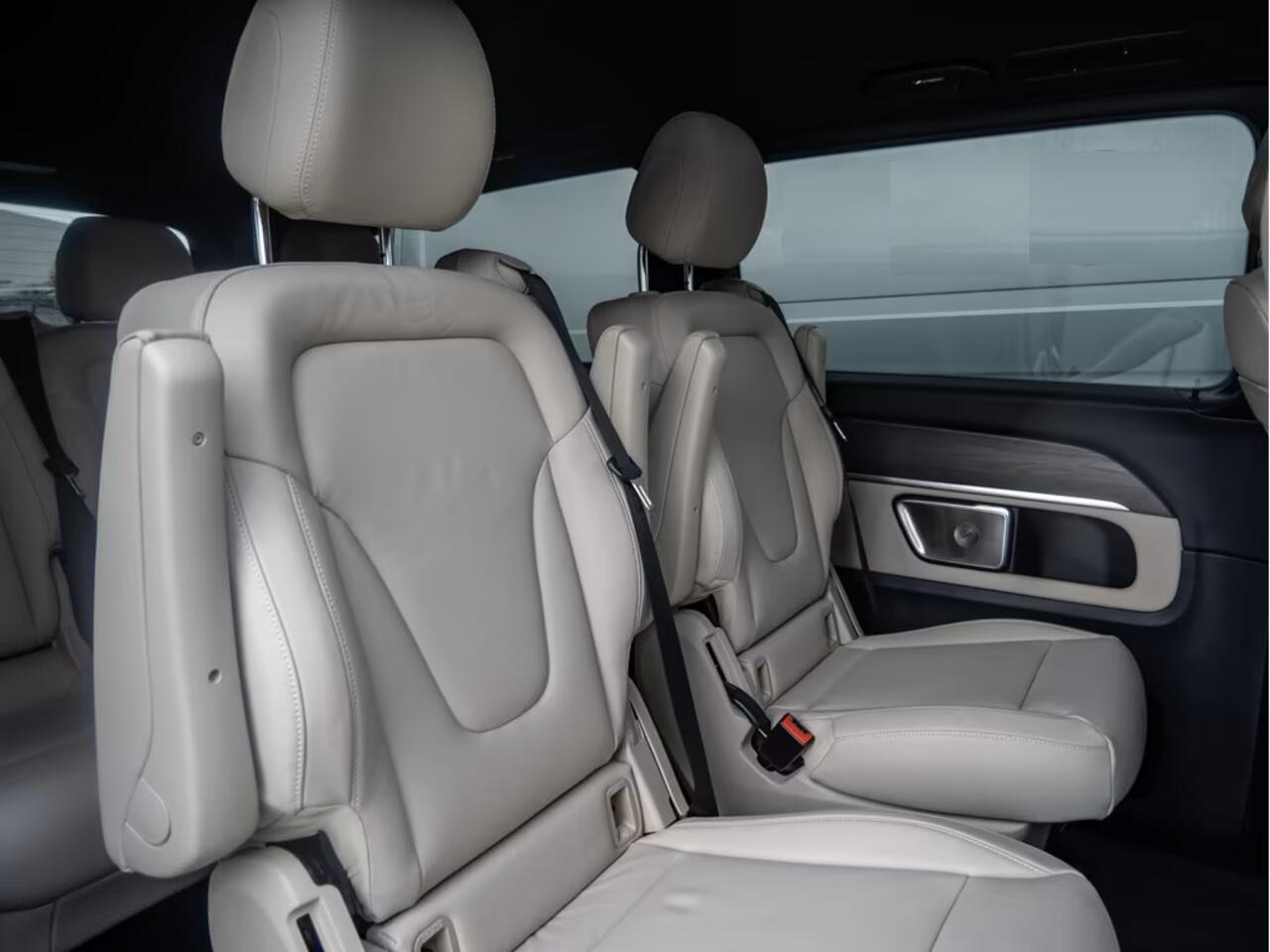 Mercedes-Benz V-KLASSE 250d L2 Avantgarde Nieuw Model 7-zitter Airmatic Stoelkoeling Distronic Trekhaak Burmester 360 Camera Stuurverwarming LED 18 Inch