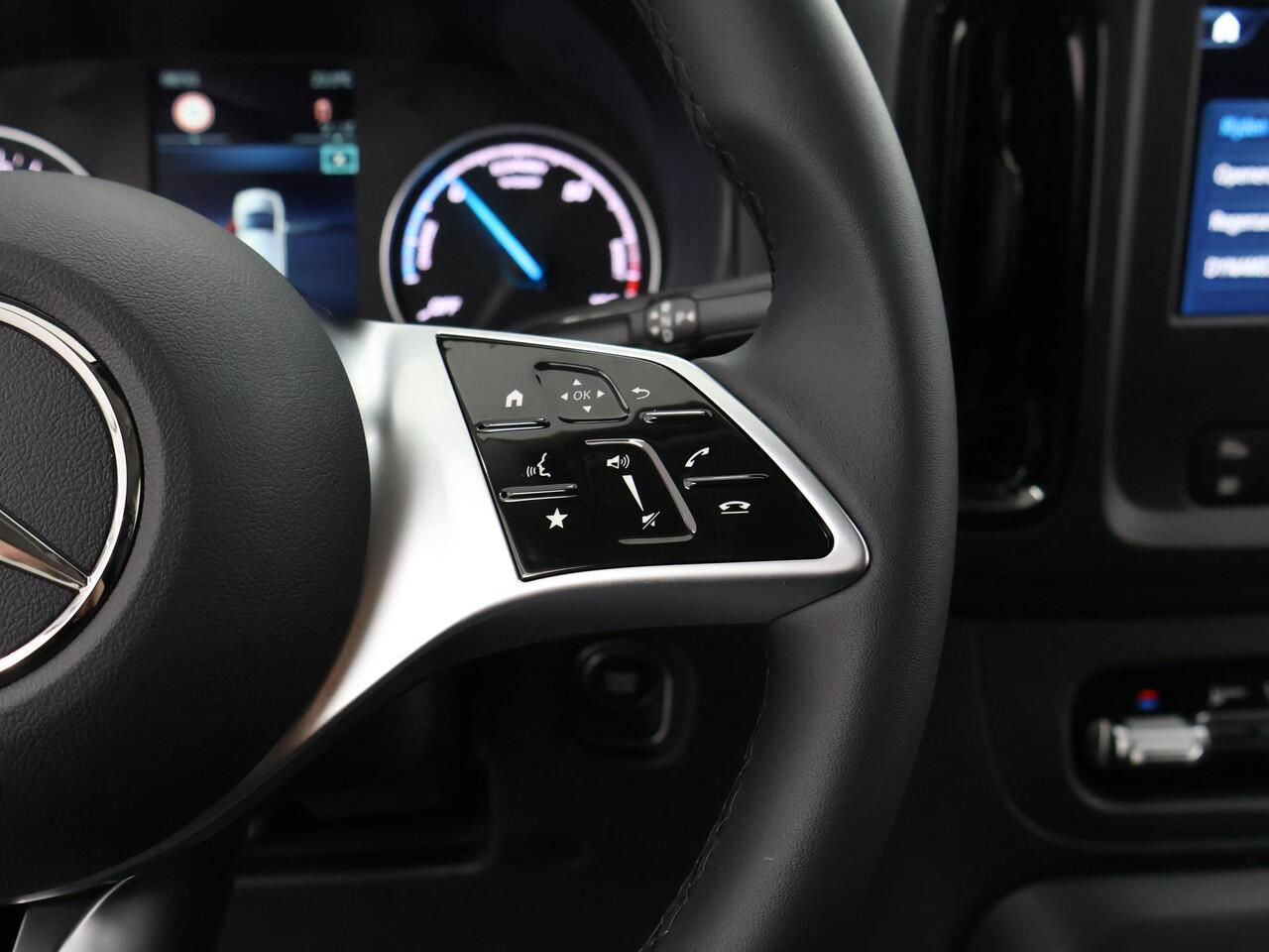 Mercedes-Benz VITO eVito Bestelwagen L2 66 kWh | Navigatie | Achteruitrijcamera | 80 kWh Snelladen | Dodehoekassistent | Lichtmetalen velgen |