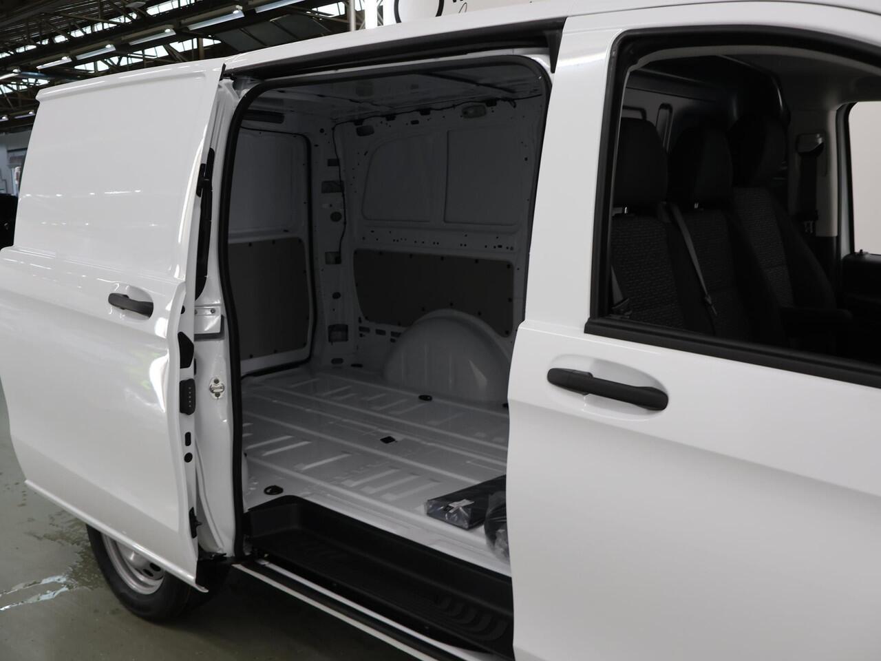 Mercedes-Benz VITO eVito 66 kWh | L2 | AUT. | AIRCO | STOELVERWARMING | BIJRIJDERSBANK | ACHTERDEUREN | 284 WLTP | LEREN STUURWIEL | MULTIFUCTIONEEL STUURWIEL | DAB+ | CHROOM INTERIEUR PAKKET | REGENSENSOR