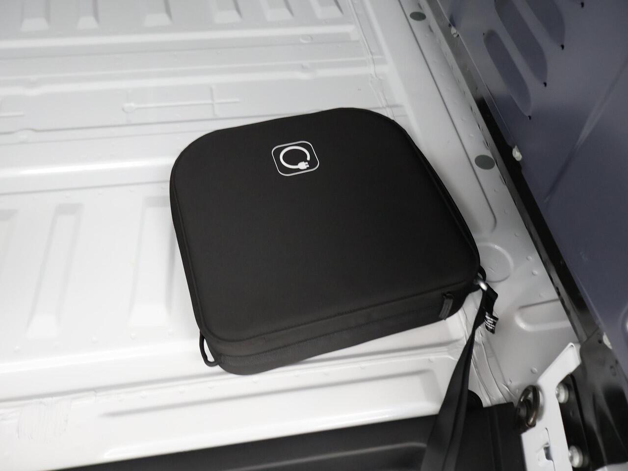 Mercedes-Benz VITO eVito 112 Bestelwagen L2 66 kWh | Stoelverwarming | Navigatie | Achteruitrijcamera | Airco | Cruise Control |