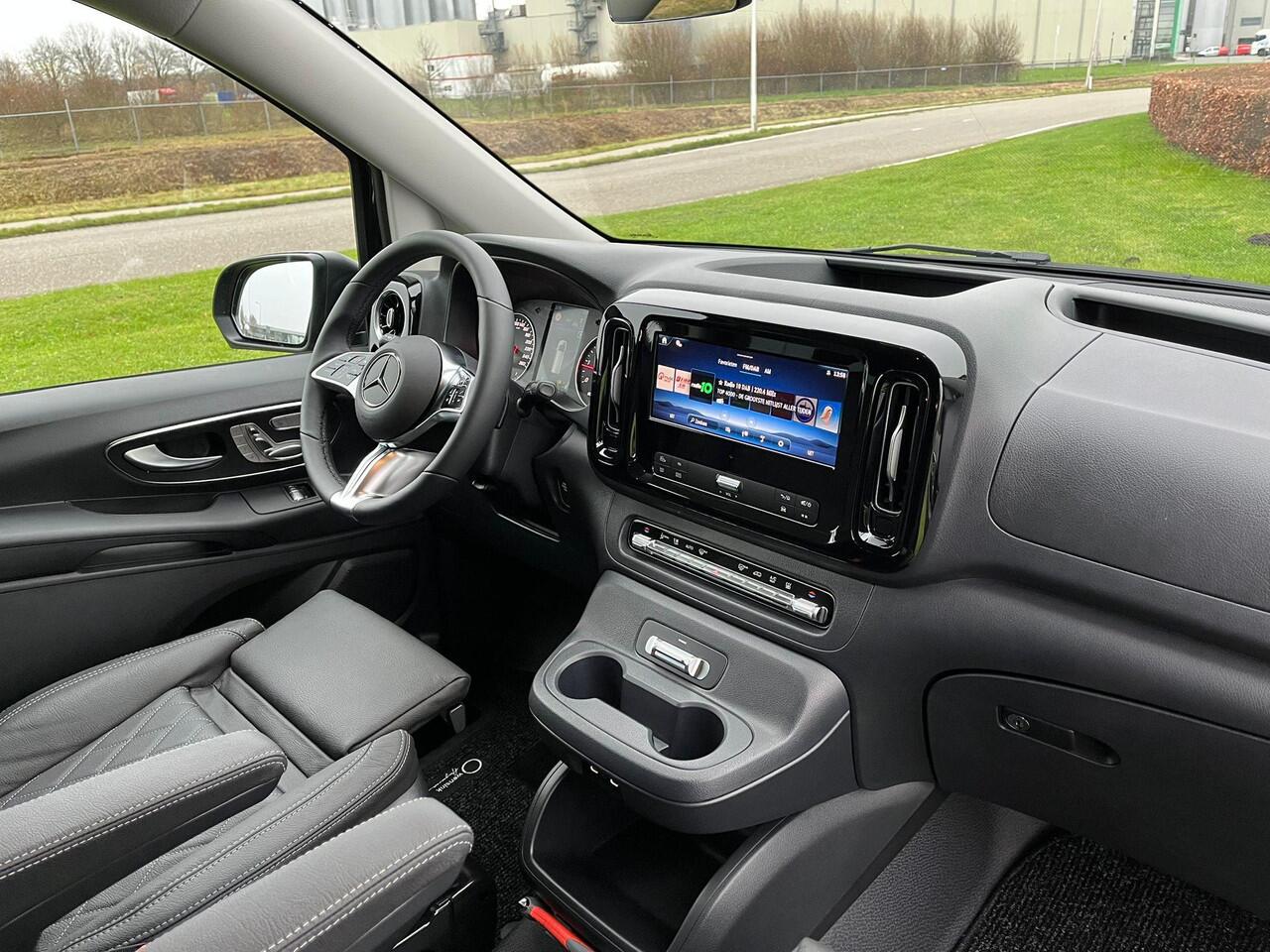 Mercedes-Benz VITO 119 CDI L2 Select Dubbele Cabine | 19 inch | Leer Mercedes-Benz Vito 119 CDI L2 Select Dubbele Cabine | 20 inch | Leer | Luchtvering | Rij-assistent Pakket Plus | 2500kg Trekhaak | Elektrisch Verstelbare Stoelen met Memory | ETCETERA....