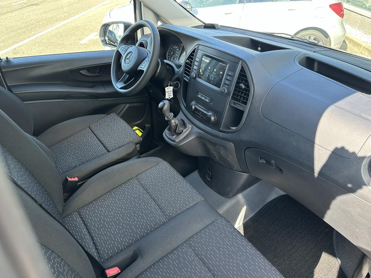 Mercedes-Benz VITO 110 CDI Lang l Zitcomfort pakket | MBUX l Apple Carplay en Android auto l Tweezitsbank voor | Trekhaak | BlueEFFICIENCY pakket | l NL auto l BPM vrij I Parkeerpakket | Regensensor l Dakrails l Sidebars l