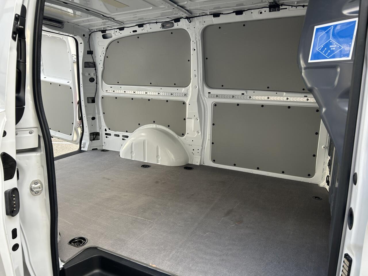 Mercedes-Benz VITO 116 CDI L2 Pro 2500KG Trekhaak / MBUX / Camera / Navigatie / Cruise control / Airco / Achterdeuren