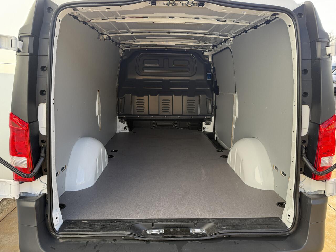 Mercedes-Benz VITO 114 1.9 CDI Automaat L3H1 Climate Control Adaptieve Cruise Control Trekhaak Carplay Camera Stoelverwarming