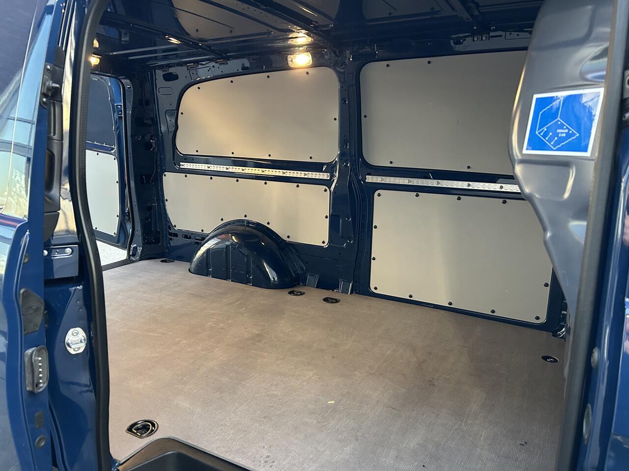 Mercedes-Benz VITO 116 CDI L3 Pro 2500KG Trekhaak / MBUX / Navigatie / Camera / Cruise control / Airco / Achterdeuren