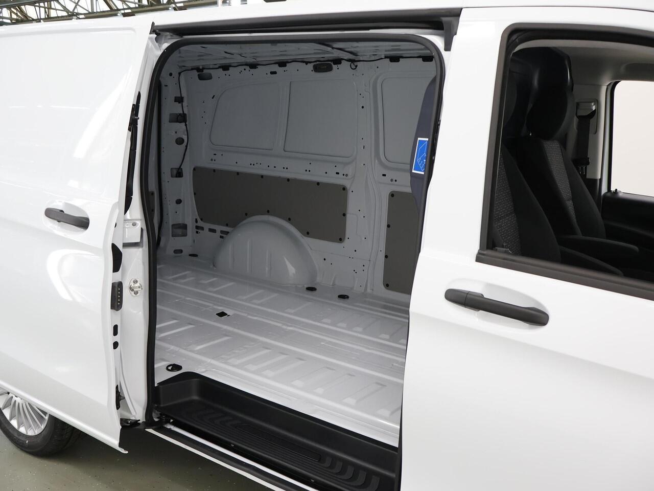 Mercedes-Benz VITO eVito Bestelwagen L2 66 kWh | Navigatie | Achteruitrijcamera | 80 kWh Snelladen | Dodehoekassistent | Lichtmetalen velgen |