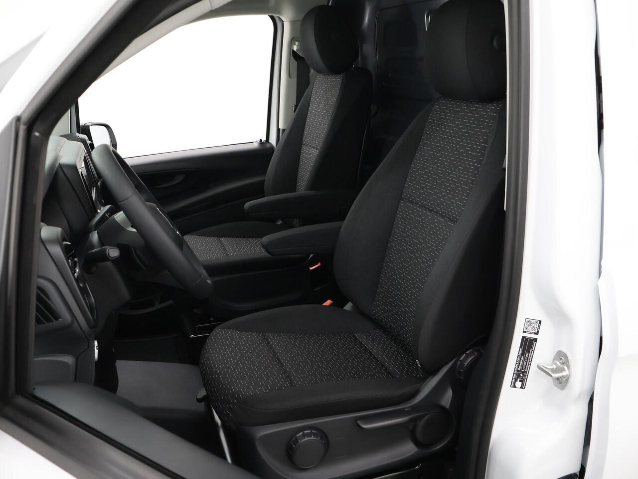 Mercedes-Benz VITO eVito Bestelwagen L2 66 kWh | Schuifdeur links | Navigatie | Achterdeuren | Achteruitrijcamera | Dodehoekassistent | Lichtmetalen velgen |