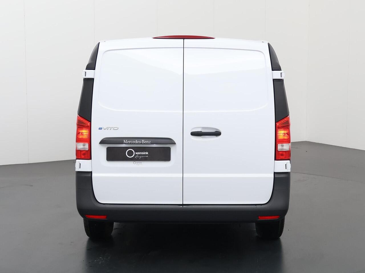 Mercedes-Benz VITO eVito 66 kWh | L2 | AUT. | AIRCO | STOELVERWARMING | BIJRIJDERSBANK | ACHTERDEUREN | 284 WLTP | LEREN STUURWIEL | MULTIFUCTIONEEL STUURWIEL | DAB+ | CHROOM INTERIEUR PAKKET | REGENSENSOR