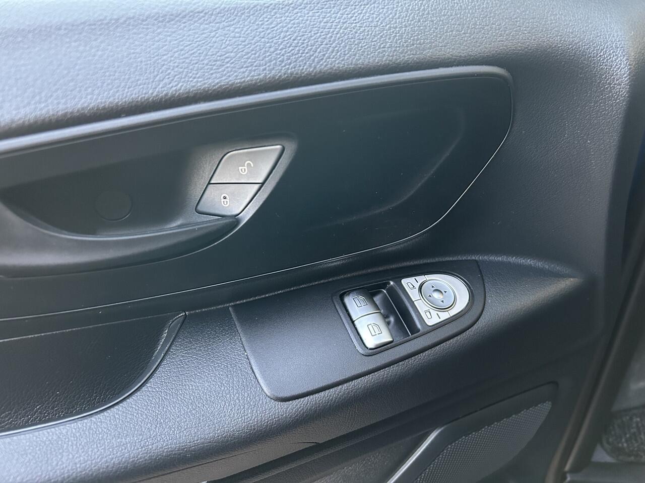 Mercedes-Benz VITO 116 CDI L3 Pro 2500KG Trekhaak / MBUX / Navigatie / Camera / Cruise control / Airco / Achterdeuren