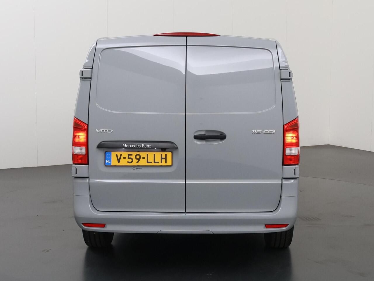 Mercedes-Benz VITO 116 CDI Aut. | Lang L2 | Select | MODEL 2025 | Cruise Control | Parkeercamera | Navigatie | Dodehoekassistent | Lane-Assist | 3-zits | Achterdeuren | Alpine Grijs