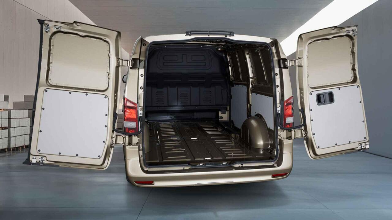 Mercedes-Benz VITO eVito 112 Bestelwagen L2 66 kWh | Kalaharigold | Achterdeuren | Stoelverwarming | Navigatie | Snelladen |