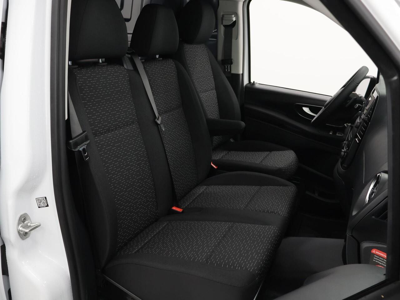 Mercedes-Benz VITO eVito 66 kWh | L2 | AUT. | AIRCO | STOELVERWARMING | BIJRIJDERSBANK | ACHTERDEUREN | 284 WLTP | LEREN STUURWIEL | MULTIFUCTIONEEL STUURWIEL | DAB+ | CHROOM INTERIEUR PAKKET | REGENSENSOR