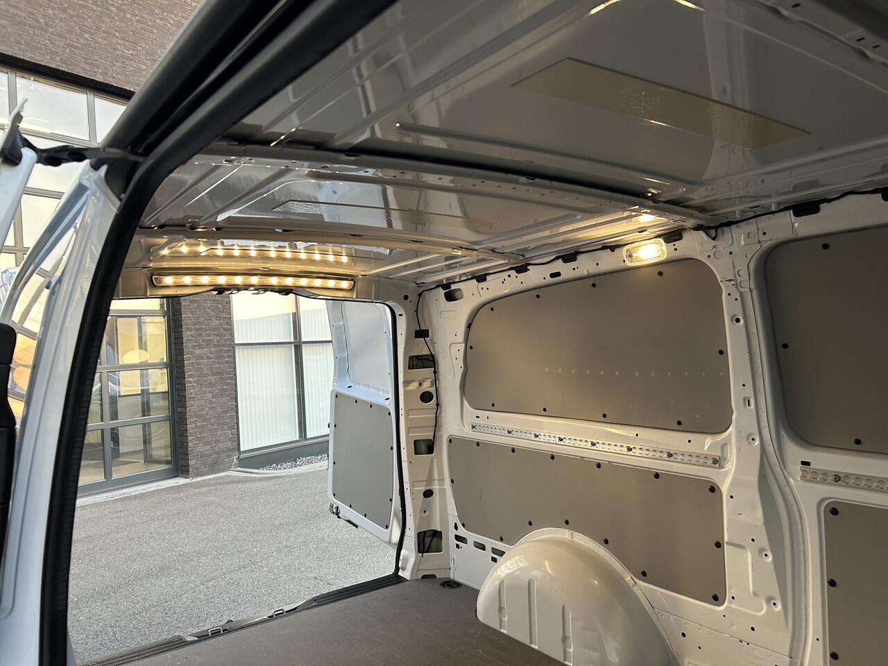 Mercedes-Benz VITO 116 CDI L3 Pro 2500KG Trekhaak / MBUX / Camera / Navigatie / Cruise control / Airco / Achterdeuren