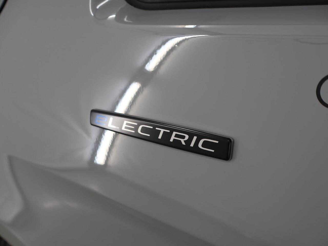 Mercedes-Benz VITO eVito Bestelwagen 112 L2 66kWh | MultiBeam LED | Stoelverwarming | Apple Carplay | Achteruitrijcamera | Airco | Cruise Control |