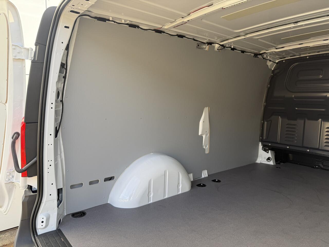 Mercedes-Benz VITO 114 1.9 CDI Automaat L3H1 Climate Control Adaptieve Cruise Control Trekhaak Carplay Camera Stoelverwarming