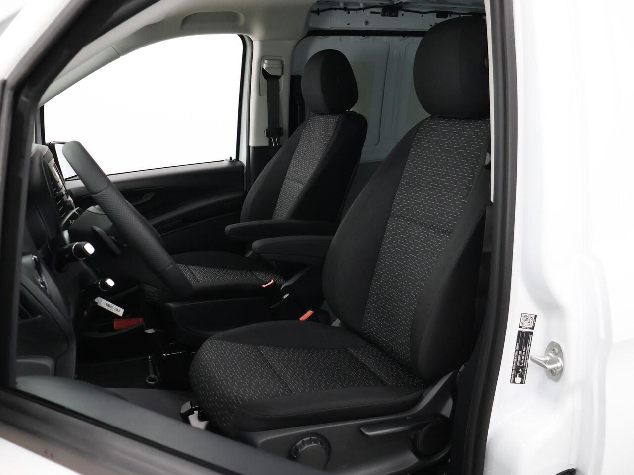 Mercedes-Benz VITO eVito Bestelwagen 66 kWh L2 | Navigatie | Cruisecontrol | Stoelverwarming | Achteruitrijcamera |