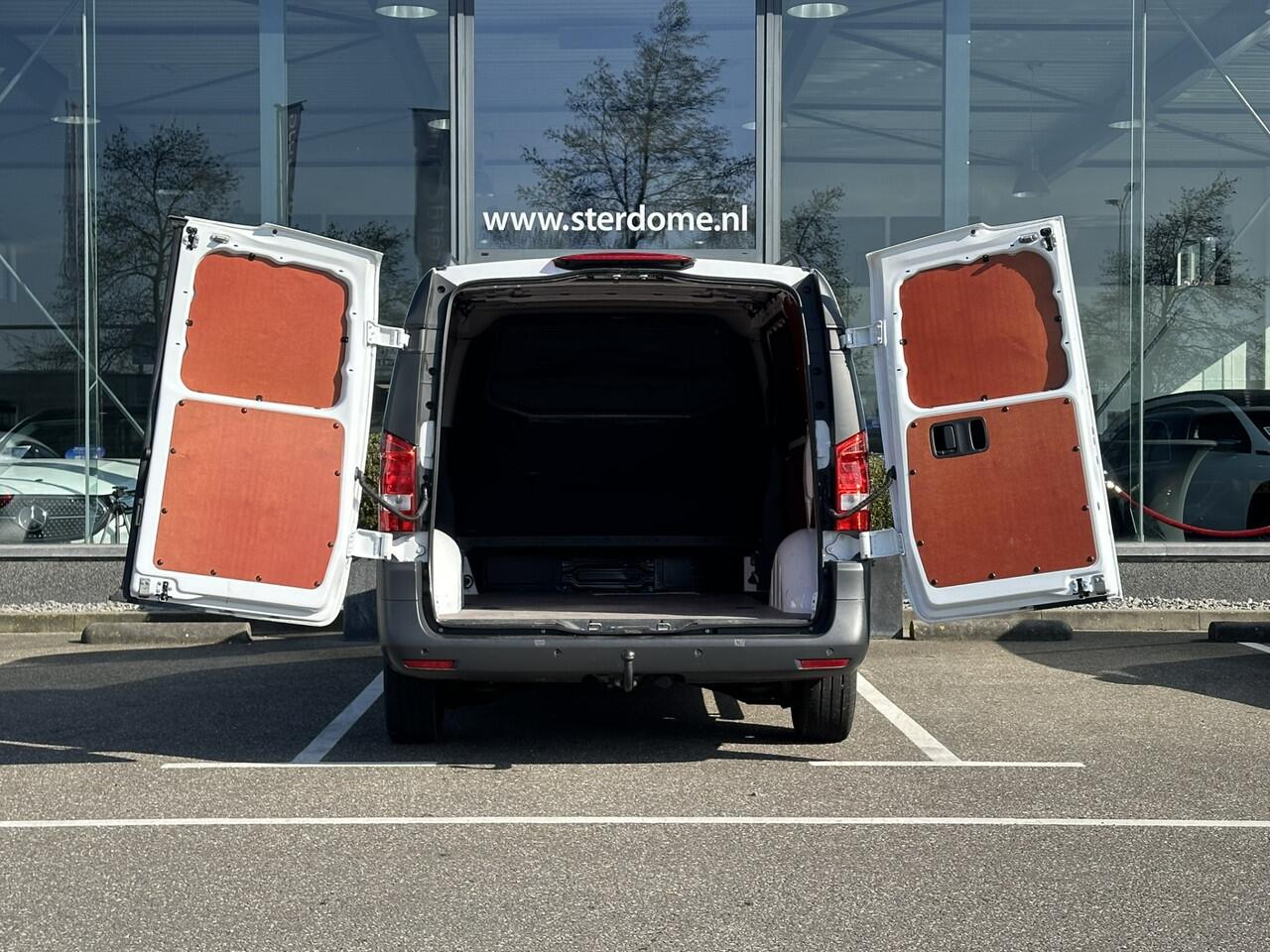 Mercedes-Benz VITO 110 CDI Lang l Zitcomfort pakket | MBUX l Apple Carplay en Android auto l Tweezitsbank voor | Trekhaak | BlueEFFICIENCY pakket | l NL auto l BPM vrij I Parkeerpakket | Regensensor l Dakrails l Sidebars l