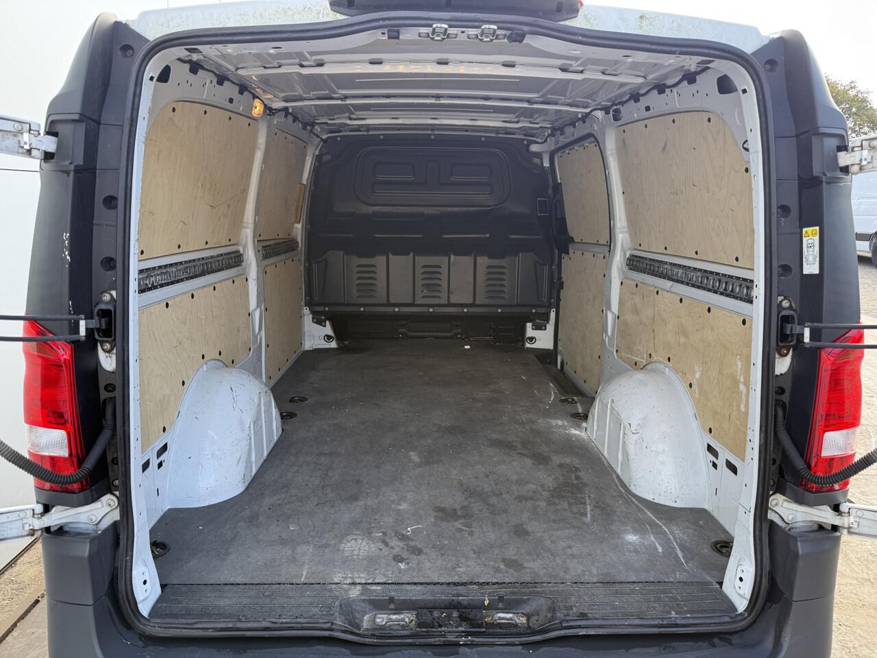 Mercedes-Benz VITO 114 2.1 CDI Automaat Climate Control Cruise Control Parkeersensoren voor achter Apple Carplay Android Auto Trekhaak