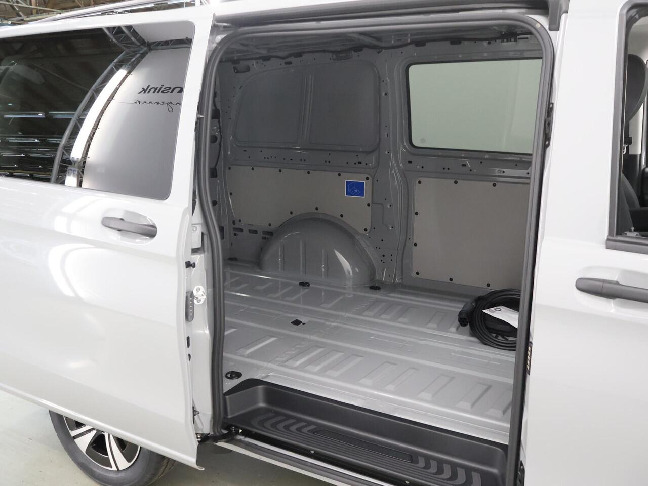 Mercedes-Benz VITO eVito Bestelwagen 112 L2 66kWh | Snelladen | Cruise Control | Stoelverwarming | Achterklep met ruit | Privacy glas | Bumpers in kleur |