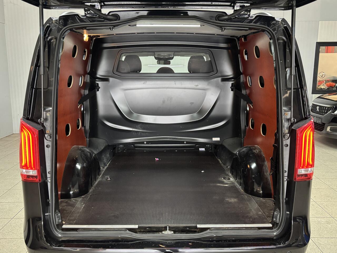 Mercedes-Benz VITO 114 CDI Lang DC (Snoeks Comfort)/ Lease Edition / AMG-Line/ Trekhaak/ Dubbele Schuifdeur/ Automaat/ Leder/ LED Koplampen/ Apple + Android/ DAB+/ Camera/ 19'' LMV/ Stoelverw./ Navi/ Clima/ Cruise/ PDC V+A/ Extra getint glas. Fiscale waarde ¤ 56105,-