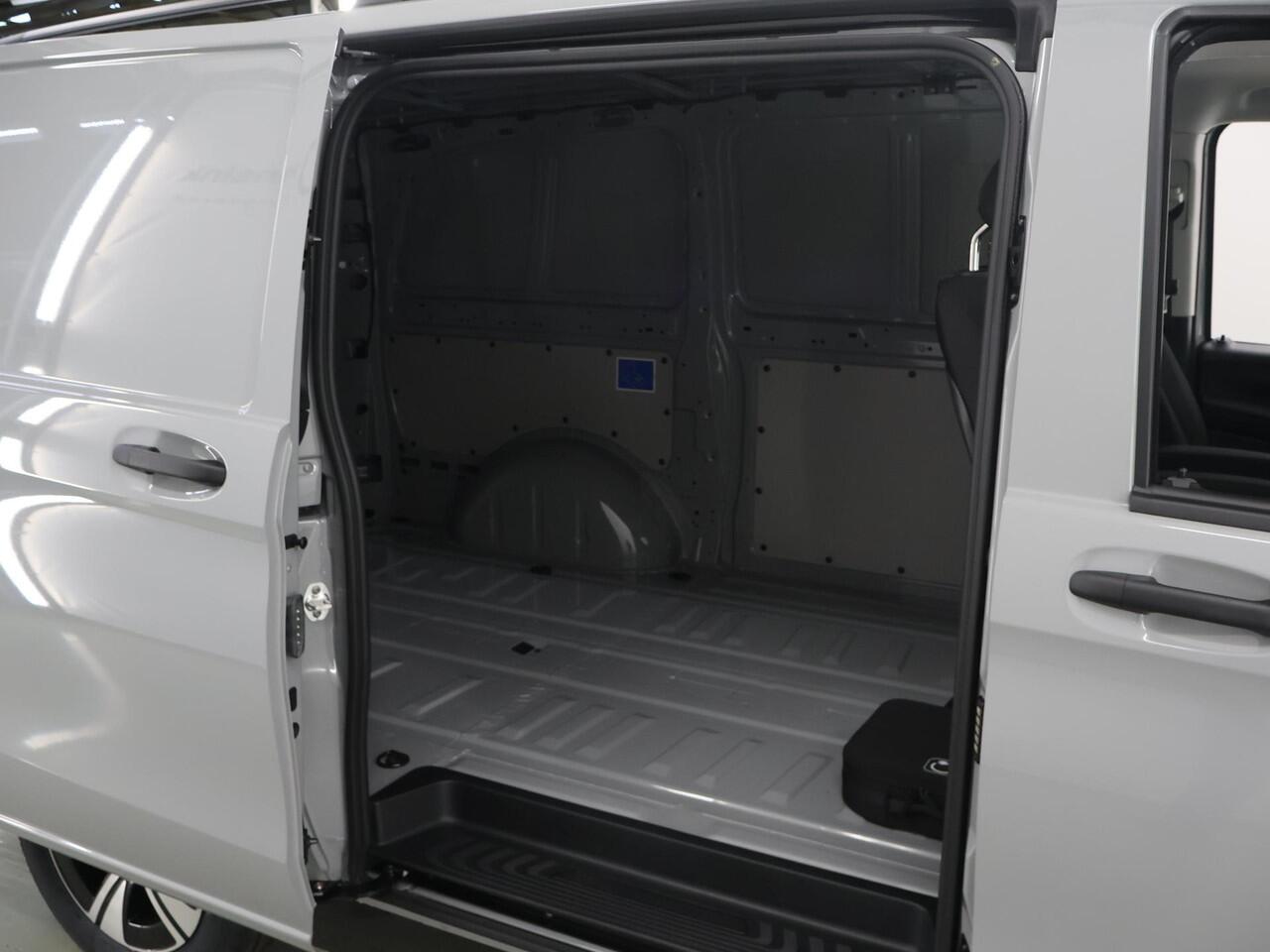 Mercedes-Benz VITO eVito Bestelwagen 112 L2 66 kWh | MultiBeam LED | Stoelverwarming | Apple Carplay | Achteruitrijcamera | Airco | Cruise Control |