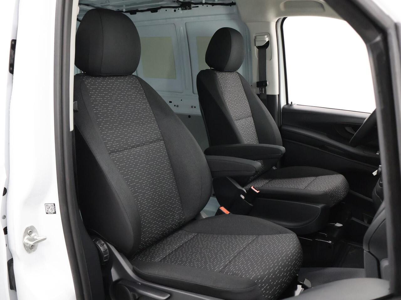 Mercedes-Benz VITO eVito Bestelwagen 66 kWh L2 | Navigatie | Cruisecontrol | Stoelverwarming | Achteruitrijcamera |